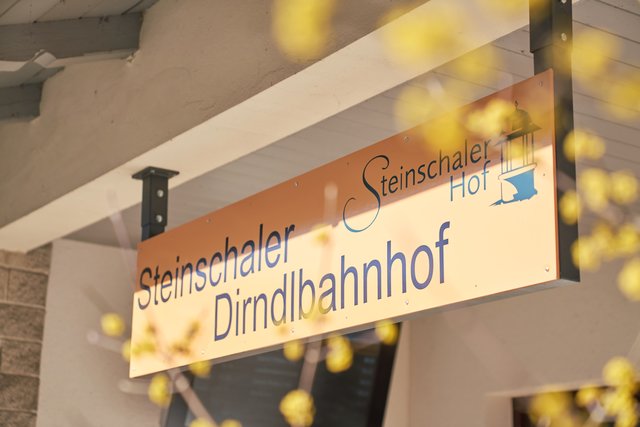 Die Mariazellerbahn-Haltestelle Steinschal-Tradigist hat zu Ehren der besonderen Frucht des Tals ein zusätzliches Stationsschild erhalten.  | Foto: NÖVOG/Monihart