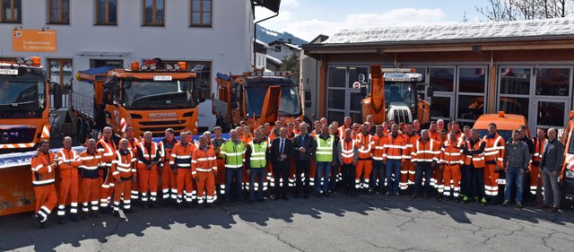 Für den außerordentlichen Einsatz zu Jahresbeginn und während des ganzen Jahres sprach LHStv Josef Geisler den Mitarbeitern der Straßenmeistereien Kufstein, Wörgl und St. Johann i. T. bei einem persönlichen Besuch in der Straßenmeisterei St. Johann Dank und Anerkennung aus.
