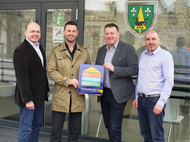 Regionsleiter Industrieviertel der Energie- und Umweltagentur NÖ Gerald Stradner, Baumeister Alexander Beisteiner, Bürgermeister Manfred Grundtner, Energiebeauftragter und Amtsleiter Christian Grill. | Foto: eNu
