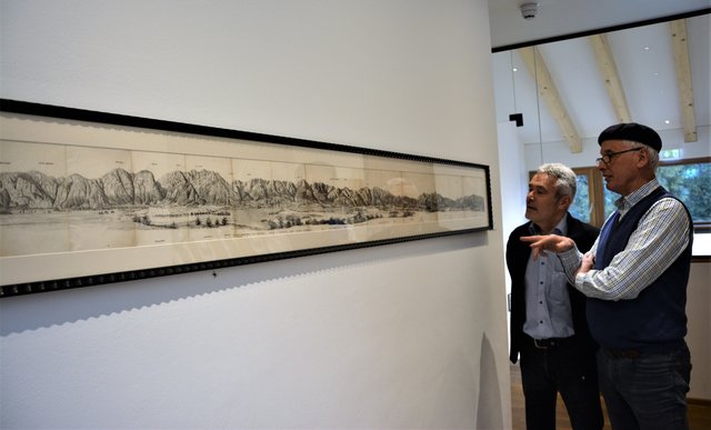Hans Baumgartner und Joe Bertsch bewundern gerade die Details des Leporellos von Joseph Telpy aus der Zeit um 1840.