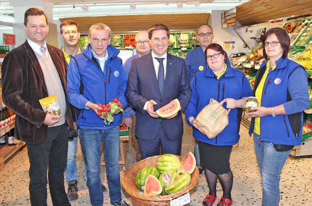 Bgm. Andreas Rabl (4.v.r.), Landtagsabgeordneter Michael Gruber (l.), Marktleiter Roland Platzer (3.v.l.) mit Mitarbeitern der Unimarkt-Filiale in der Grieskirchner Straße.
 | Foto: Stadt Wels