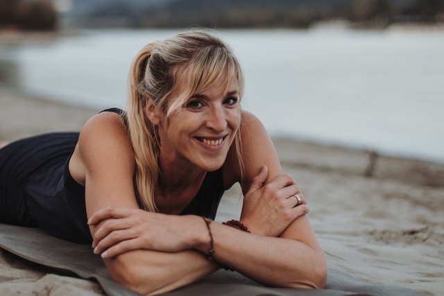 Entspannter Yoga-Urlaub in Tirol: Ulrike Handl aus Bodensdorf sorgt sich um das Wohlbefinden der Teilnehmer. | Foto: Doris Kößl