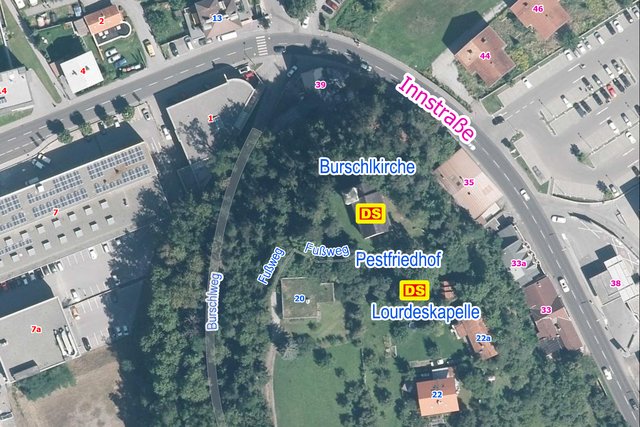 Bild 85: Lageplan für Objekte von Bilder 77 bis 84. Ab der Burschlbrücke geht ein ebener Fußweg entlang einer Hauszufahrt und danach als Steig bis zur Kirche. Vom ebenen Kirchenvorplatz geht ein Steig an der Ostkante hinunter zur Lourdeskapelle. Beide Objekte stehen unter Denkmalschutz! | Foto: © Copyright Ing. Günter Kramarcsik für eigene Bearbeitung. Luftbild von Tiris übernommen.