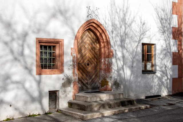 Bild 58: Bezüglich des hier im Detail abgebildeten Portals samt seitlichen Fenster siehe Beschreibung zu Bild 57. Im Inneren des Erdgeschosses befindet sich ein Tonnengewölbe mit Stichkappen und im Flur eine abgefaste Spitzbogentüre.  | Foto: © by Ing. Günter Kramarcsik