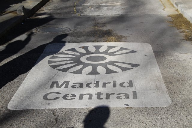 Beschränktes Fahrverbot in "Madrid Central" - hier der Hinweis auf der Straße. | Foto: Christine Steiner-Watzinger