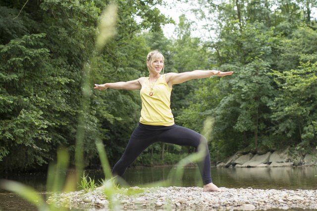 Entspannter Yoga-Urlaub in Tirol: Ulrike Handl aus Bodensdorf sorgt sich um das Wohlbefinden der Teilnehmer. | Foto: Doris Kößl