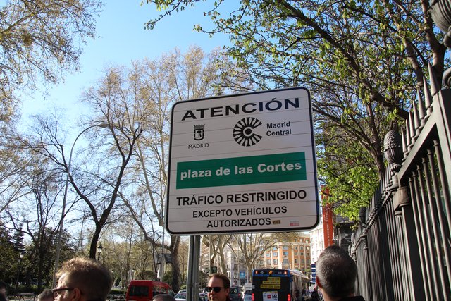 Eine Tafel informiert über die Beschränkung. | Foto: Christine Steiner-Watzinger