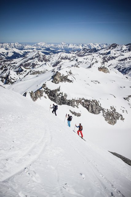 Das herrliche Wetter sorgte für eine beeindruckende Fernsicht. | Foto: skitourenwinter.com