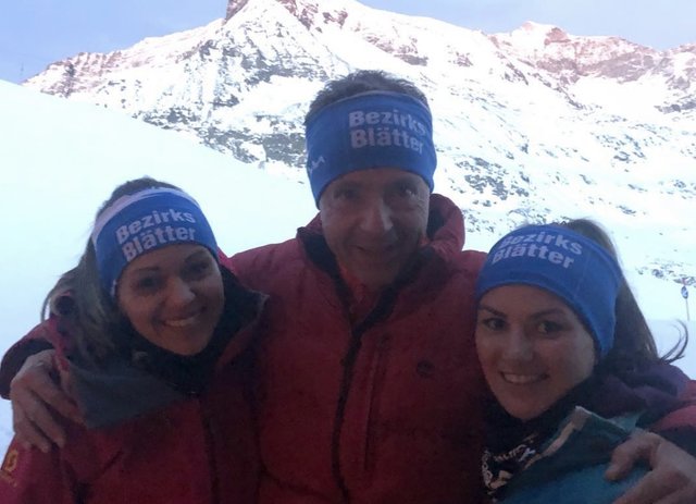 Mit dabei: Michael Kretz, Geschäftsführer der Bezirksblätter Salzburg, mit Viktoria Rendl (links) und  Juliana Steiner. | Foto: skitourenwinter.com