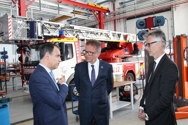 Besuch im spanischen Hauptquartier der Firma Rosenbauer in Madrid: CEO Manuel Garzon, Landesrat Rudi Anschober, Botschafter Christian Ebner (v.l.). | Foto: Christine Steiner-Watzinger