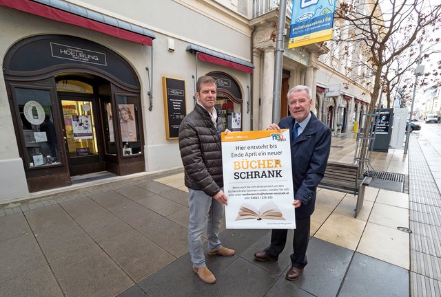 Bürgermeister Klaus Schneeberger und Thomas Pils (Technischer Koordinator WNSKS) am neuen Standort für den Bücherschrank | Foto: Stadt WN/Weller