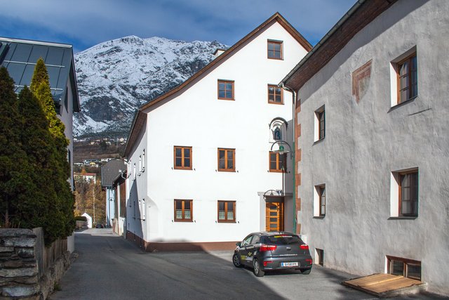 Bild 62: Rechts die westliche Fassade vom Haus NR. 36 "Andreas Hofer" mit einem Restfresko (siehe Bild 61).
Nördlich schließt das sogenannte  Gablhaus (HNr. 38) an. Das hellblaue Objekt im Hintergrund war bis vor kurzem noch als „Gasthof zum Arlberg“ geführt (HNr. 44). 

Bis zum Gablhaus würde sich eine Ortsbildschutzzone in jeden Fall noch lohnen, denn bis hier sind überwiegend sehr alte Objekte bestehend und sind großteils gelungen renoviert!  | Foto: © by Ing. Günter Kramarcsik