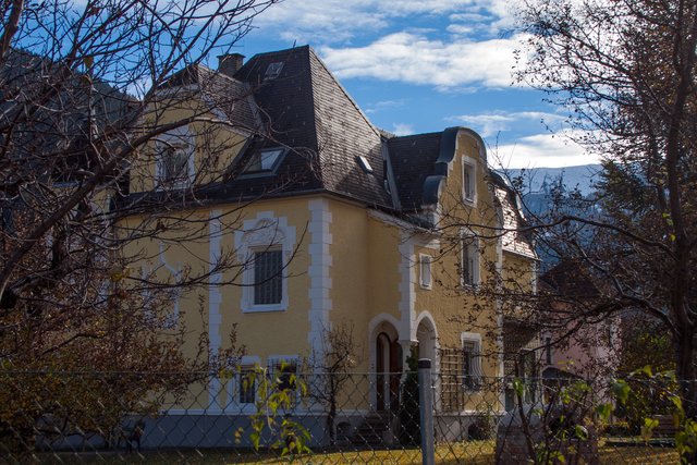 Bild 86: Villa Frick (1899 und 1912 erweitert) am Burschlweg HNr. 10. Ein ausgeprägtes Beispiel einer Fabrikantenvilla des späten Historismus mit architektonisch ausgewogenen Proportionen.

Die architektonische Qualität zeigt sich auch in der
aufwendigen und abwechslungsreichen Detailgestaltung der Fassaden mit Erker, Blendgiebeln, Eckturm und Maßwerkdekor, aber auch in der gediegenen Ausführung des Inneren. Die Fassaden der Villa stellen ein spätes, qualitätvolles Exempel neugotischer Formensprache im Profanbau dar und unterstreichen den Repräsentation- und Herrschaftsanspruch des Bauherrn. Die Villa dokumentiert als typische spätgründerzeitliche Unternehmervilla das hohe architektonische Niveau der Jahrhundertwende und dokumentiert in zeittypischer Weise die Vielfalt der Gestaltungsmöglichkeiten der Bau- und Wohnkultur des gehobenen Bürgertums. | Foto: © by Ing. Günter Kramarcsik