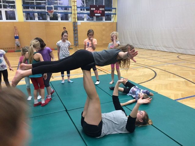 In den Turnstunden erleben die Kinder bei der Sportunion Melk interessante Stunden mit lustigen Übungen.