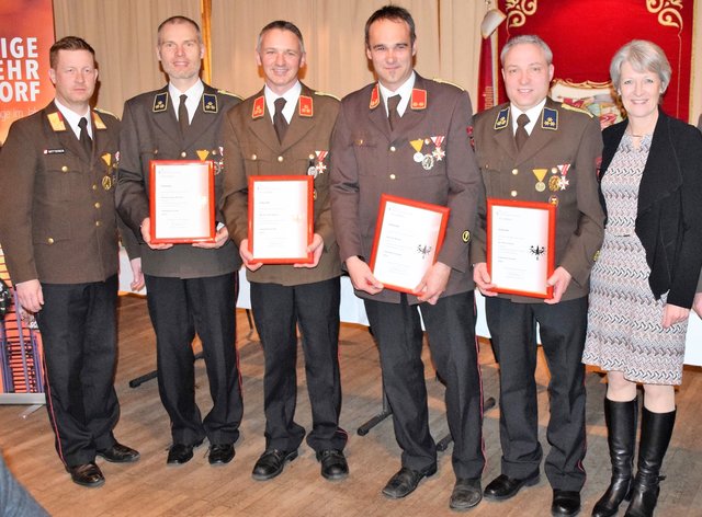 Ehrungen des Bezirksverbandes: Bezirkskommandant-Stv. Martin Mitterer, Richard Hausberger, Martin Antretter, Markus Pöll, Daniel Artner, Bgm. Annamarie Plieseis (v. li.).