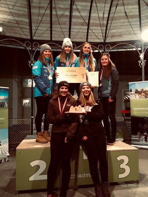 Die "Golden Girls" vom BG/BRG Reutte v.l. oben: Linda Weirather, Lena Guppenberger, Anne Hofherr, Yvonne Wolf, Isabel Hofherr und Antonia Ostheimer. | Foto: Yvonne Wolf