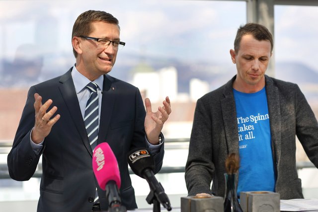 Wirtschaftslandesrat Markus Achleitner und tech2b-Geschäftsführer Markus Manz (v. l.). | Foto: Land OÖ/Ehrengruber