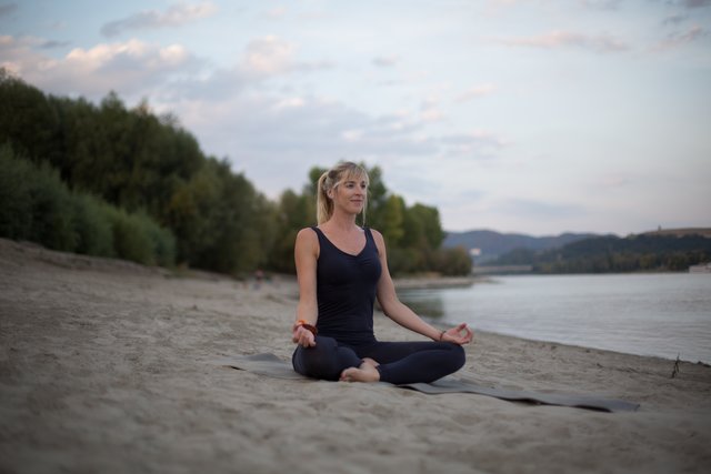 Entspannter Yoga-Urlaub in Tirol: Ulrike Handl aus Bodensdorf sorgt sich um das Wohlbefinden der Teilnehmer. | Foto: Doris Kößl