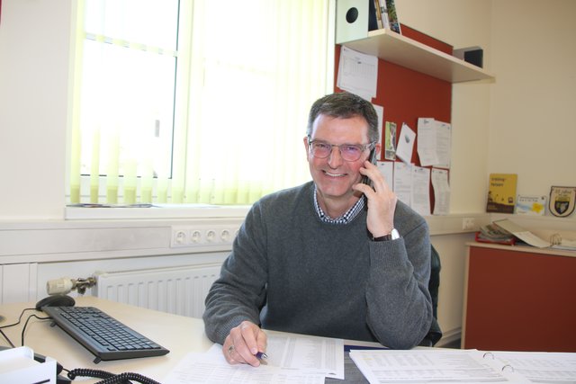 Bürgermeister Strommer am Smartphone.
