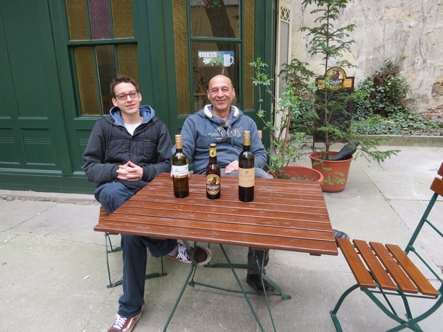 Sohn Daniel und Ernst Spiegel bieten ihren Gästen bei gutem Wein und klassischem Heurigenbuffet entspannende Abende.