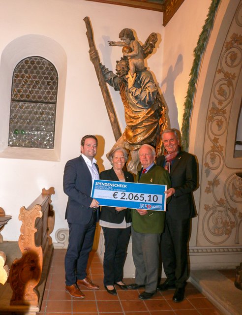 FPÖ-Landesparteiobmann Markus Abwerzger und FPÖ-Stadtparteiobmann Rudi Federspiel überbrachten 2.065,10 Euro Scheck Gerda und Adi Werner.
