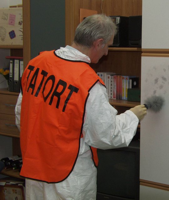 In mehrere Kramsacher Geschäfte, darunter eine Zahnarztordination und ein Friseursalon, wurde in der Nacht zum Montag eingebrochen, die Polizei ermittelt und bittet um Hinweise.