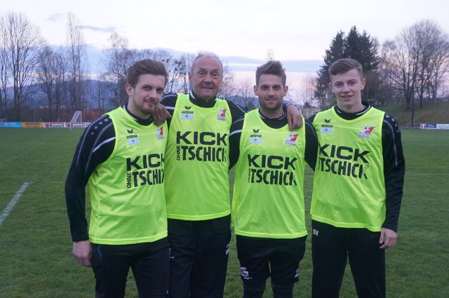 Coach Nagl und seine Kicker leben es vor: Der Tschick hat am Grün nichts zu suchen.