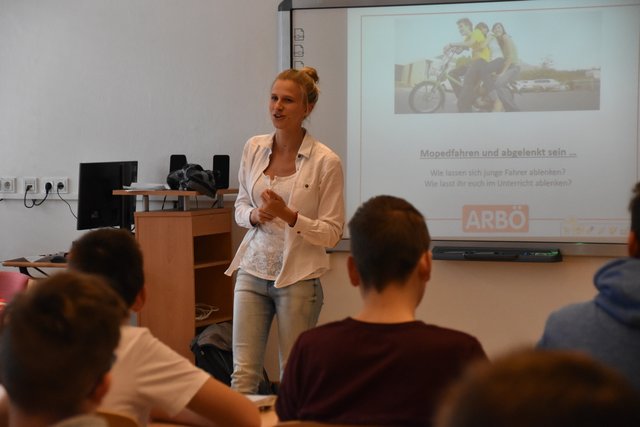 Nina Spindler führte den Jugendlichen vor Augen, welche Auswirkungen eine kurze "Ablenkung" am Moped-Steuer haben kann. 
