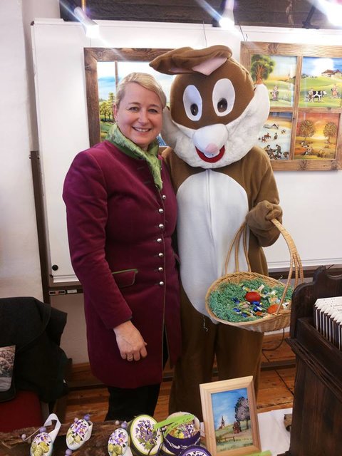 Manuela Eibensteiner mit fleißigem Osterhasen.
