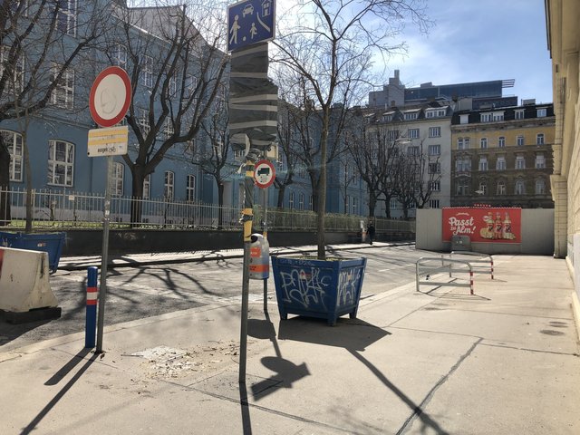 Bis Herbst soll der Vorplatz der Volksschule Waltergasse umgestaltet sein. | Foto: Barbara Schuster