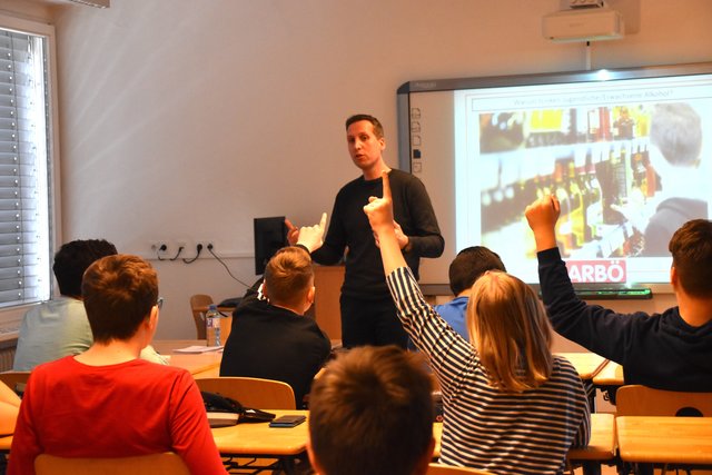 Philipp Riccabona, Leiter der ARBÖ Mobilitätserziehung und Verkehrssicherheit in Tirol, Salzburg und Vorarlberg informierte die Schüler der NMS Kundl über die Gefahren von Alkoholmissbrauch am Steuer.  | Foto: Fluckinger