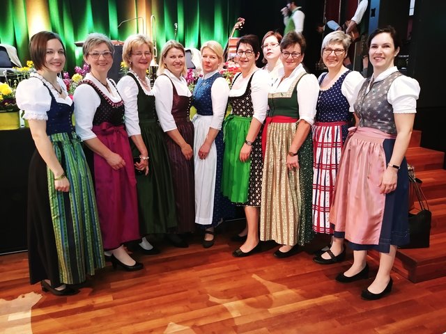 Von li nach re
Franziska Waltner - Gebietsbäuerin Gebiet Kirchberg am Wagram, Gerda Beer – Gebietsbäuerin Stellvertreter Gebiet Kirchberg am Wagram, Christine Keiblinger, Manuela Renner, Irene Neumann-Hartberger – Landesbäuerin Niederösterreich, Eva Hagl-Lechner – Bezirksbäuerin –Bezirk Tullnerfeld, Eva Roch - Gebietsbäuerin Stellvertreter Gebiet Kirchberg am Wagram, Angelika Buchinger – Gebietsbäuerin im Gebiet Tullnerfeld-Klosterneuburg, Ingeborg Massinger, Karin Baumgartner – Gebietsbäuerin Stv. Im Gebiet Tullnerfeld-Klosterneuburg