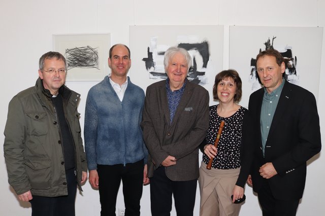 Gabriel Zisler mit seinen Ehrengästen bei der Vernissage | Foto: Cescutti