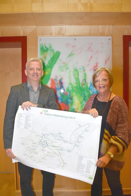 Verkehrsexperte DI Roman Michalek und Bürgermeisterin Ingrid Salamon präsentierten das City-Bus Projekt. | Foto: Stadtgemeinde