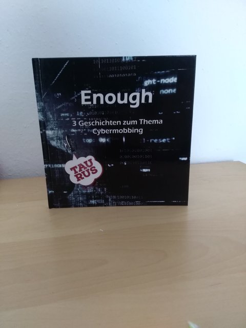 Die drei Siegergeschichten wurden unter anderem im Buch "Enough" abgedruckt. Darin befinden sich auch wichtige Fakten rund ums Thema Cybermobbing.  | Foto: Privat