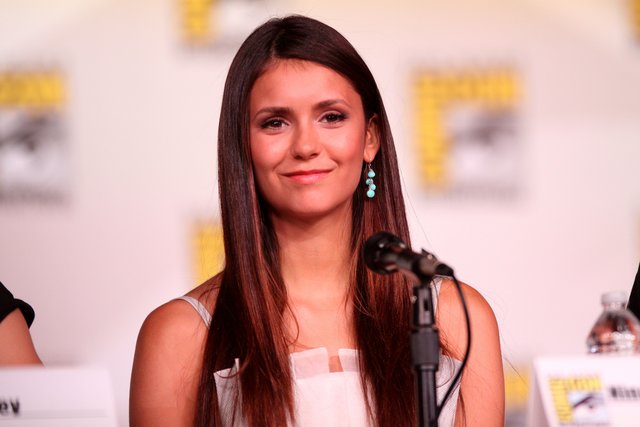 Nina Dobrev tut sich mit anderen Schauspielern zusammen.  | Foto: c