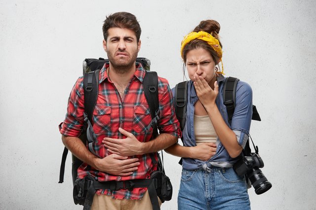 Verdauungsprobleme zählen zu den häufigsten, unliebsamen Reisebegleitern.  | Foto: WAYHOME studio / shutterstock.com