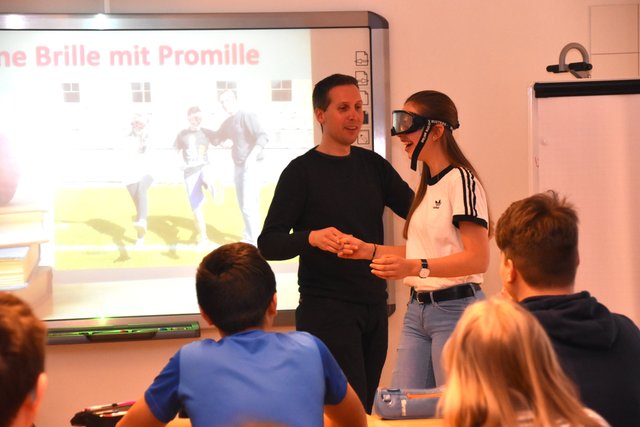 Beim Test mit der Rauschbrille konnten die Schüler selbst erleben, wie Alkoholkonsum die Koordinationsfähigkeiten negativ beeinflusst. 
