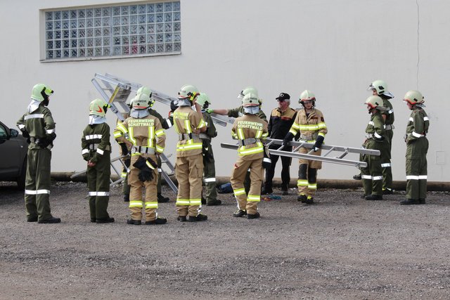 Unter anderem wurde das richtige Aufstellen von Leitern geübt. | Foto: Tiefenbrunn