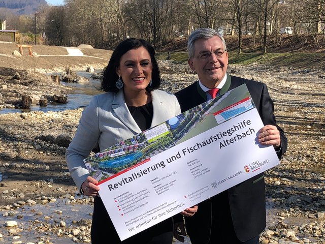 Bundesministerin Elisabeth Köstinger mit Josef Schwaiger bei der Besichtigung des Alterbach. 