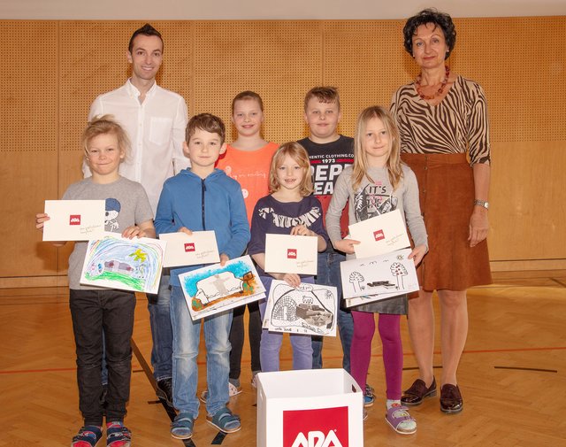 Vier Kinder wurden für ihre Bilder ausgezeichnet und erhielten Gutscheine für Unternehmungen in der Region. | Foto: ADA Möbelfabrik