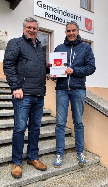 WK Bezirksobmann Anton Prantauer (l.) überreicht das Vergabe-Handbuch an Manfred Matt, Bürgermeister der Gemeinde Pettneu am Arlberg. | Foto: © WK Landeck