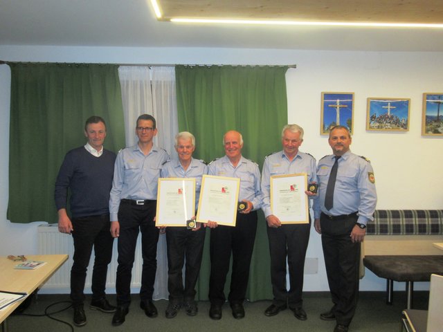 Bgm. Alois Horngacher, Einsatzstellenleiter Johann Strasser, Bergwächter Leo Embacher, Bergwächter Matthäus Hörl, Bergwächter Franz Embacher und Bezirksleiter Zvonko Karadakic ( v.l.).  | Foto: Bergwacht