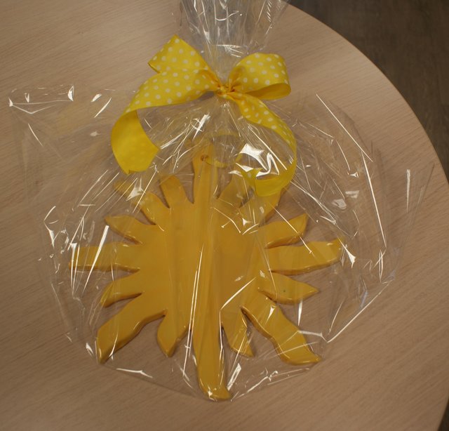 Die getöpfert Sonne bekam Bischof Krautwaschl geschenkt.