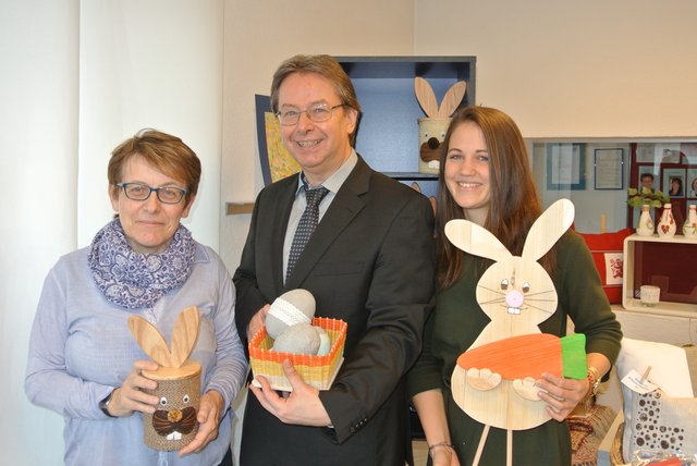 BH wHR Mag. Werner Zechmeister (BH Mattersburg) mit der FW-Leiterin Karin Reisner (links) und Katja Schmidt (BH MA) mit einer Auswahl der Produkte, die angeboten werden. | Foto: BH Mattersburg