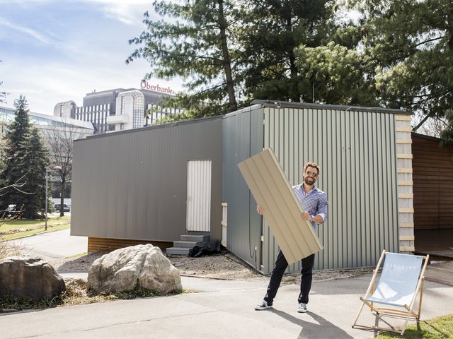 Die neue, irisierende Fassade wechselt je nach Sonneneinstrahlung die Farbe. | Foto: Julia Traxler