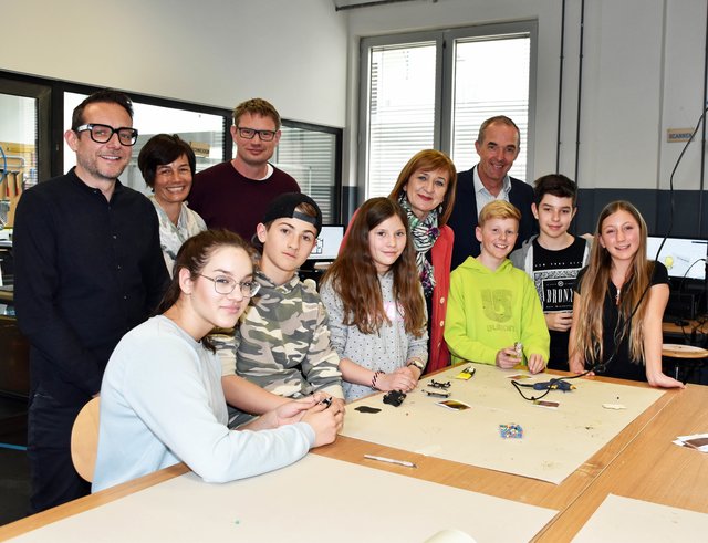 LRin Beate Palfrader (Mitte) mit v.l. Matthias Neeff, GF der Werkstätte Wattens, Elisabeth Lukasser-Vogl, Obfrau des Vereins klasse!forschung, Christian Teissl, Leiter des Fablabs, sowie Thomas Oberbeirsteiner, Bgm von Wattens, mit SchülerInnen der NMS Wattens.