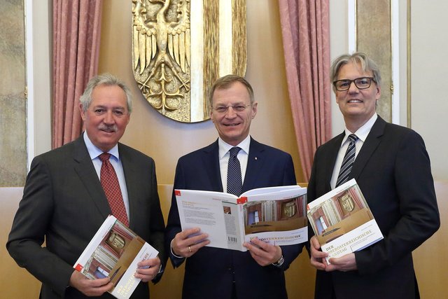 v. l.: Landtagspräsident Viktor Sigl, Landeshauptmann Thomas Stelzer und Autor Wolfgang Steiner mit dem Buch "Der oberösterreichische Landtag". | Foto: Land OÖ/Heinz Kraml
