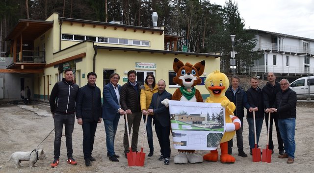 Günther Hanschitz (Betreiber der Gastronomie), Dietmar Petritsch (Betreiber), Franz Slamanig (Betreiber), Josef Petritsch (Tourismusverband St. Kanzian), Brigitte Matschnig (Tourismusverband St. Kanzian), Robert Karlhofer (Tourismusverband St. Kanzian), Reiny Reinecke und Ente Elsa, Gerhard Smretschnig (Betreiber), Stefan Damej, Anton Oitzinger und Lukas Würfler (Betreiber) beim Spatenstich des Spielehauses der Walderlebniswelt St. Kanzian | Foto: Jesse Tanja