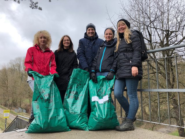Die Au ist wieder sauber: Barbara Ebner, Vanessa Ammerstorfer, Raimund Buch, Katharina Bernbacher und Petra Höllbacher.  | Foto: Höllbacher
